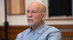 Протестират пред Народния театър срещу пиесата на Джон Малкович