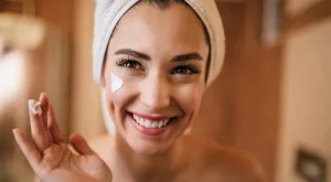 Специалисти: Ето как правилно да нанасяме крема за лице (ВИДЕО)