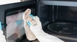Как да почистите упорити петна в микровълнова печка