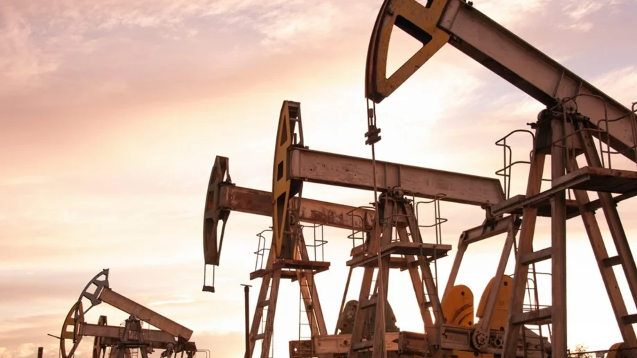 Данни от Китай натиснаха цената на петрола