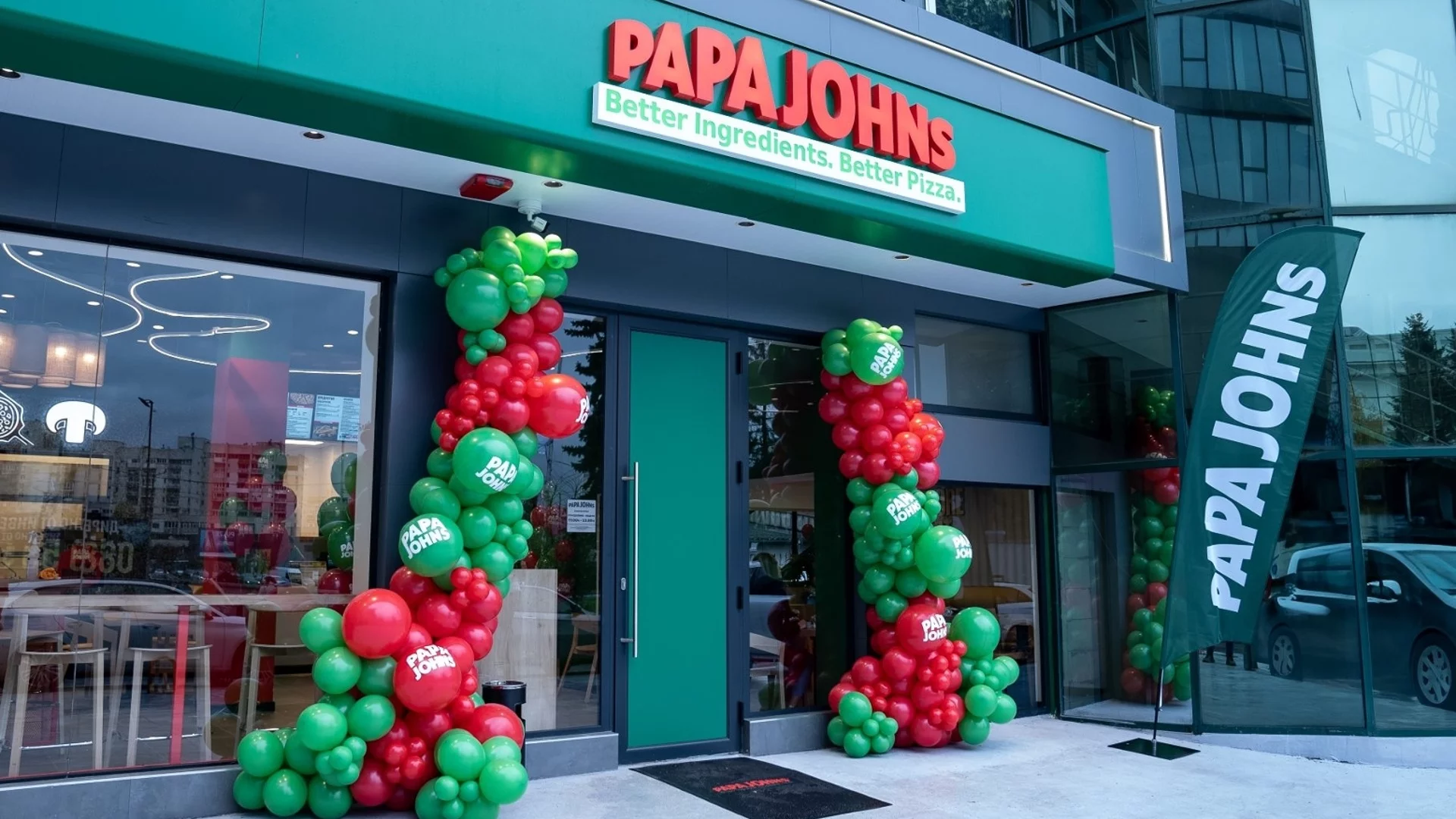 Papa Johns с грандиозно откриване в България –  първият ресторант посрещна стотици фенове на пицата с празник през целия ден