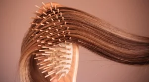 Експерти: Задължително трябва да миете четките си за коса! Ето защо и как