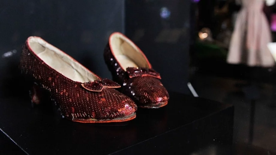 Продават обувките на Дороти от "Магьосникът от Оз"
