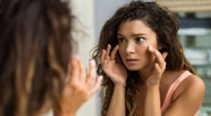 Кортизолово лице: Какво представлява и как да се справите