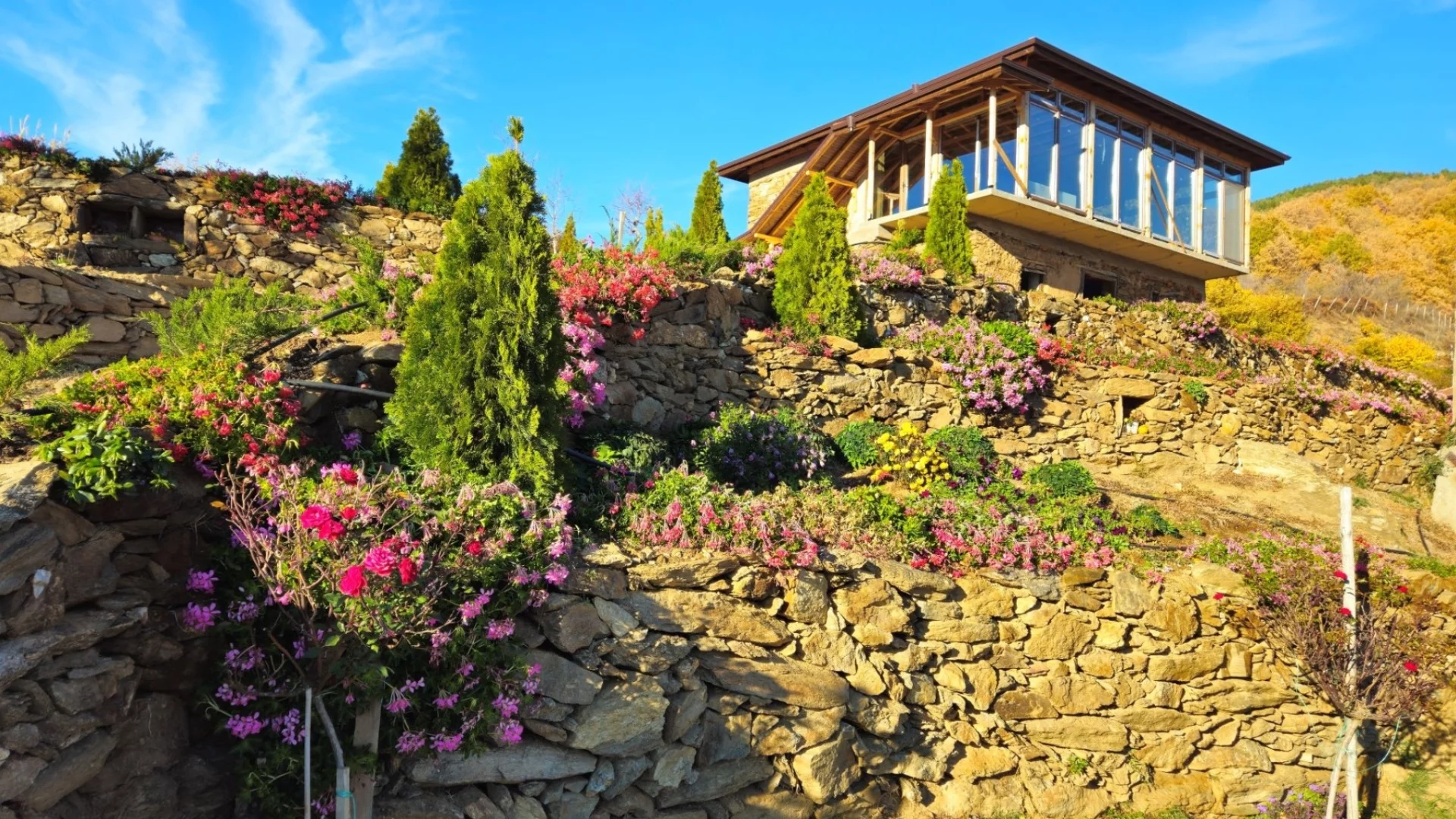 Хижа Беласица, райските ябълки над гроба на Ванга и Долене – ­селото с цветята