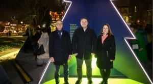 Петметрова огледална инсталация повдига темата за толерантността