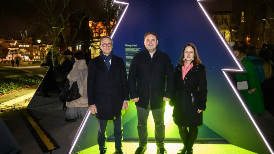 Петметрова огледална инсталация повдига темата за толерантността