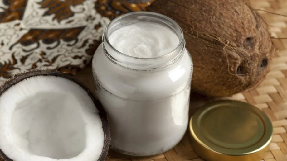 3 ползи от нанасянето на кокосово масло върху лицето ви през нощта