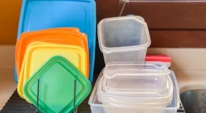 Как ефективно да почиствате пластмасови кутии 