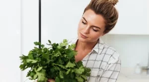 3 уникални ползи на листата от кориандър за косата