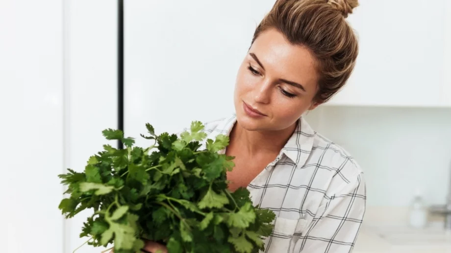 3 уникални ползи на листата от кориандър за косата