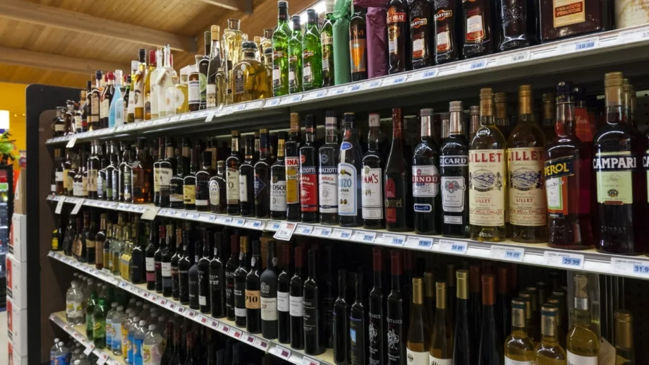 С колко ще поскъпнат цигарите и алкохолът от 2025 г.?