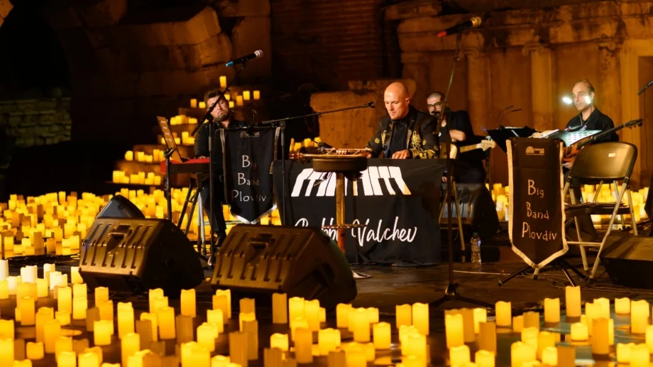  Боби Вълчев с коледни концерти на свещи в подкрепа на "Училище за надежда"