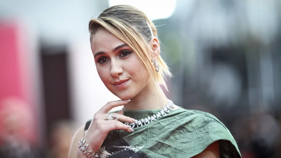 Мария Бакалова за първи път изгря на корица на Vogue (СНИМКИ)