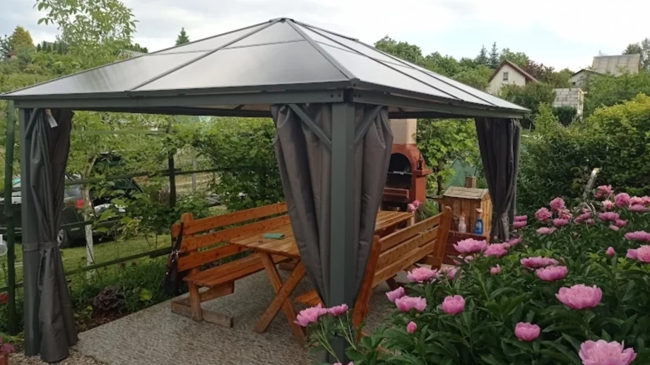 Заслонени пространства в градината и на терасата – практично решение за всякакъв климат