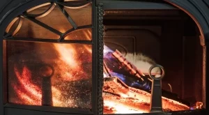 Как да почистите стъклото на печка на дърва