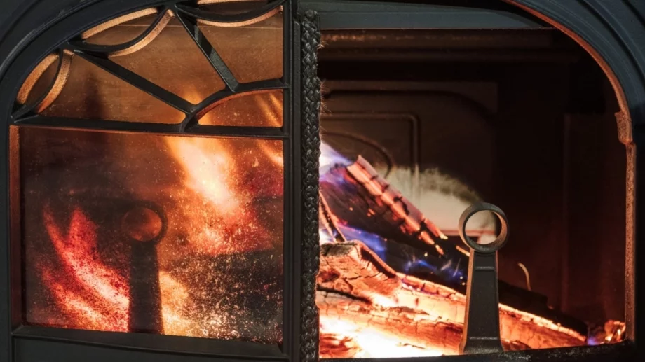 Как да почистите стъклото на печка на дърва