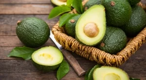 Авокадото ще остане свежо по-дълго, без да стане кафяво или кашаво, ако се съхранява с това