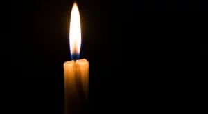 Актьор загина на 16 години след падане от автомобил