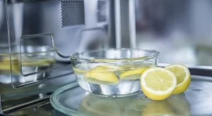 Как ефективно да почистите микровълнова фурна с лимон