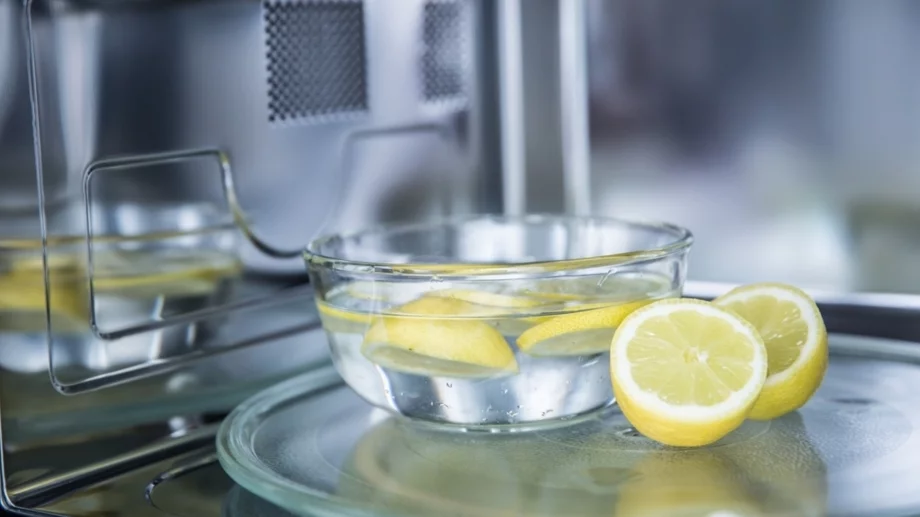 Как ефективно да почистите микровълнова фурна с лимон