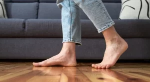 Вредно ли е да ходите боси вкъщи? Ето истината