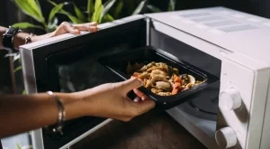 Как да разберете дали е безопасно да сложите пластмасов съд в микровълнова