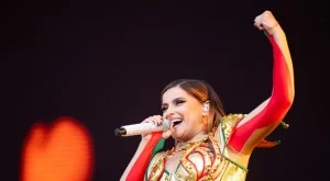 Силно послание: Нели Фуртадо се пусна по бански и без грим (СНИМКИ)