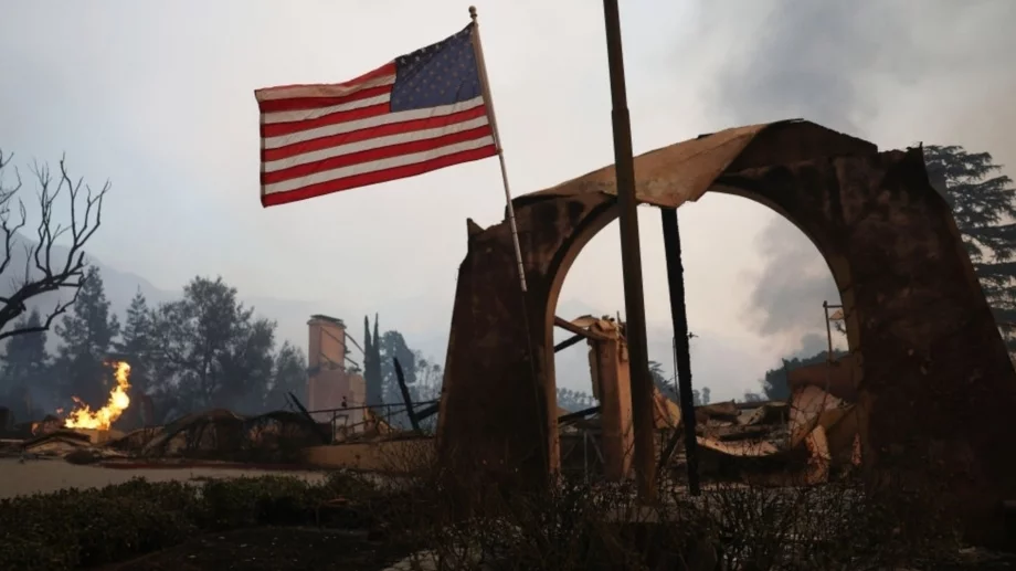 Звезди бягат от пожарите в Лос Анджелис, премиери са отменени 