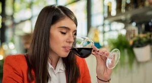 Ето какво се случва с кожата ви, когато пиете алкохол