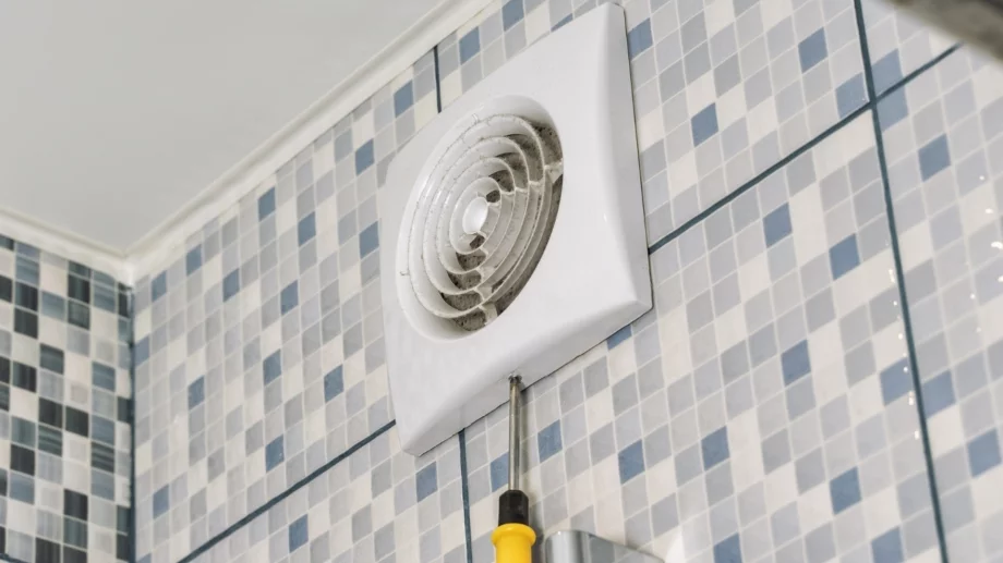 Да, наистина трябва да почиствате вентилаторa в банята – ето как