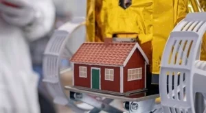 Известната миниатюрна къща, която полетя към Луната