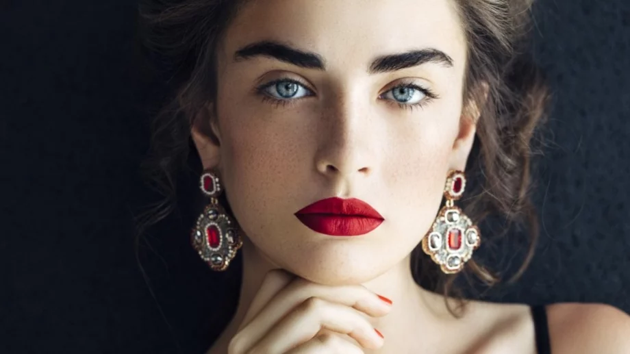 Изненадващата и значима история на червеното червило