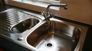 Как да почистите мивка от неръждаема стомана, за да възвърнете блясъка ѝ