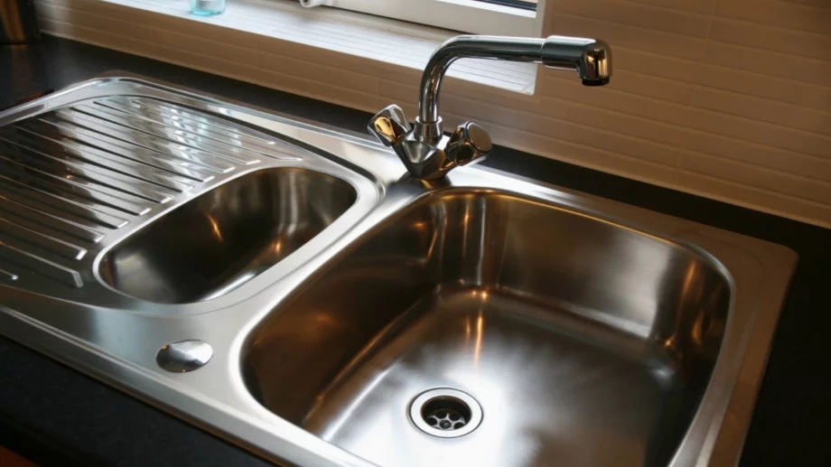 Как да почистите мивка от неръждаема стомана, за да възвърнете блясъка ѝ