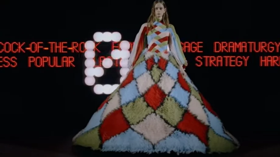 Новият дизайнер на Valentino заложи на история и драматизъм за дебюта си (ВИДЕО)