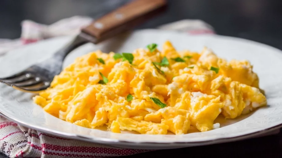 Бърканите яйца ще бъдат по-пухкави и вкусни, ако добавите 1 съставка в тигана