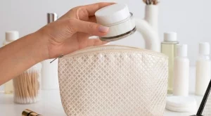 Какво не трябва да липсва в дамската козметичка?