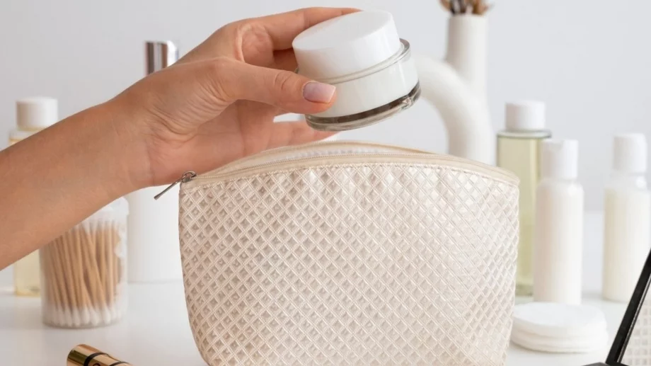 Какво не трябва да липсва в дамската козметичка?