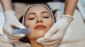 Поставянето на вендузи на лицето има много пoлзи, научете ги (ВИДЕО)