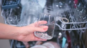 3 прости стъпки, за да направите мътното стъкло отново кристално чисто