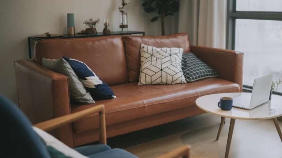 Как да направите кожен диван да изглежда като чисто нов