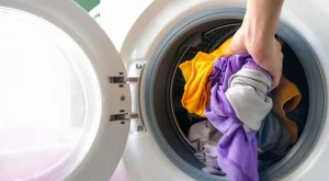 Дрехите често ви се свиват? Може да се дължи на тези 5 грешки