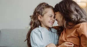 Родителите, които отглеждат психически силни момичета, ги учат на тези 10 урока