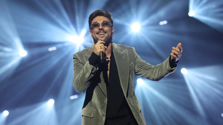 Миро с 360-градусово музикално шоу в София