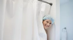 Колко често трябва да почиствате душ завесата?