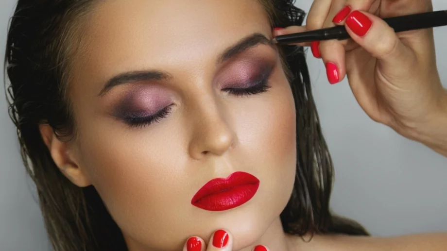 Контрастен грим: Какво представлява и защо е хит в TikTok 