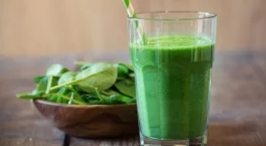Какво се случва с тялото, когато пиете сок от спанак всеки ден