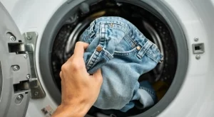 Трябва ли да перете дънки отвътре навън?