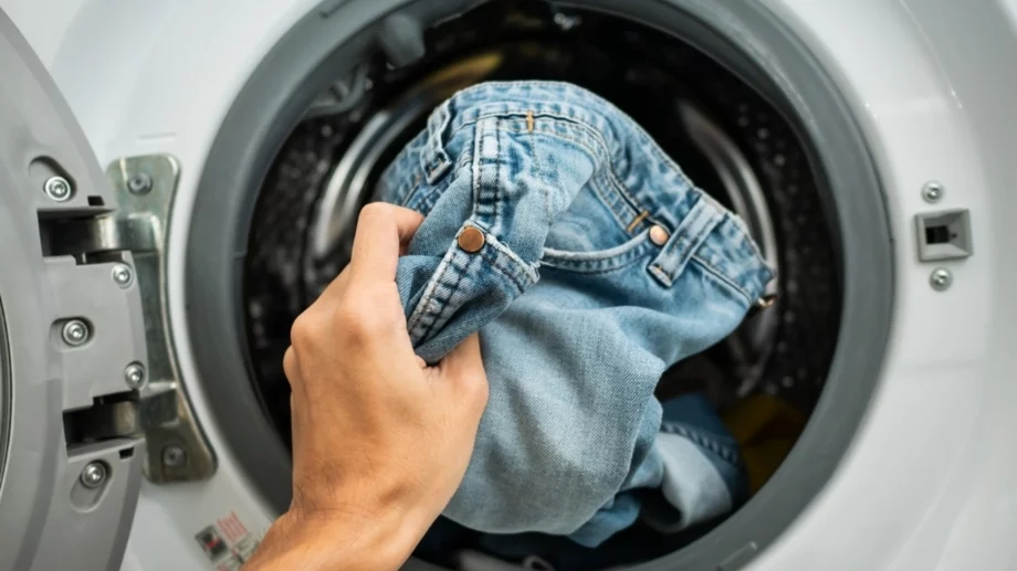 Трябва ли да перете дънки отвътре навън?